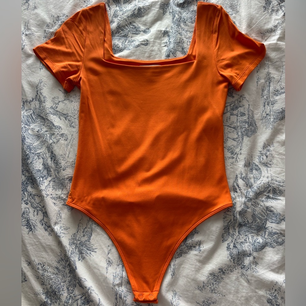 Aritzia Babaton Contour Squareneck Shortsleeve Bodysuit